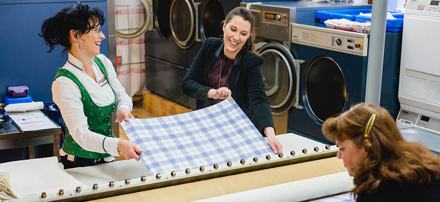 HOTEL + TECHNIK – Artikel: Happy Housekeeping